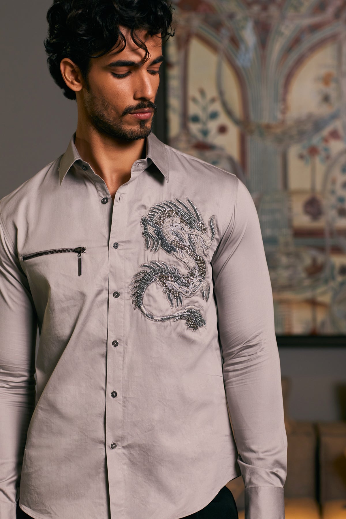  A cotton satin shirt in steel, featuring a striking embroidered dragon and zipper details.