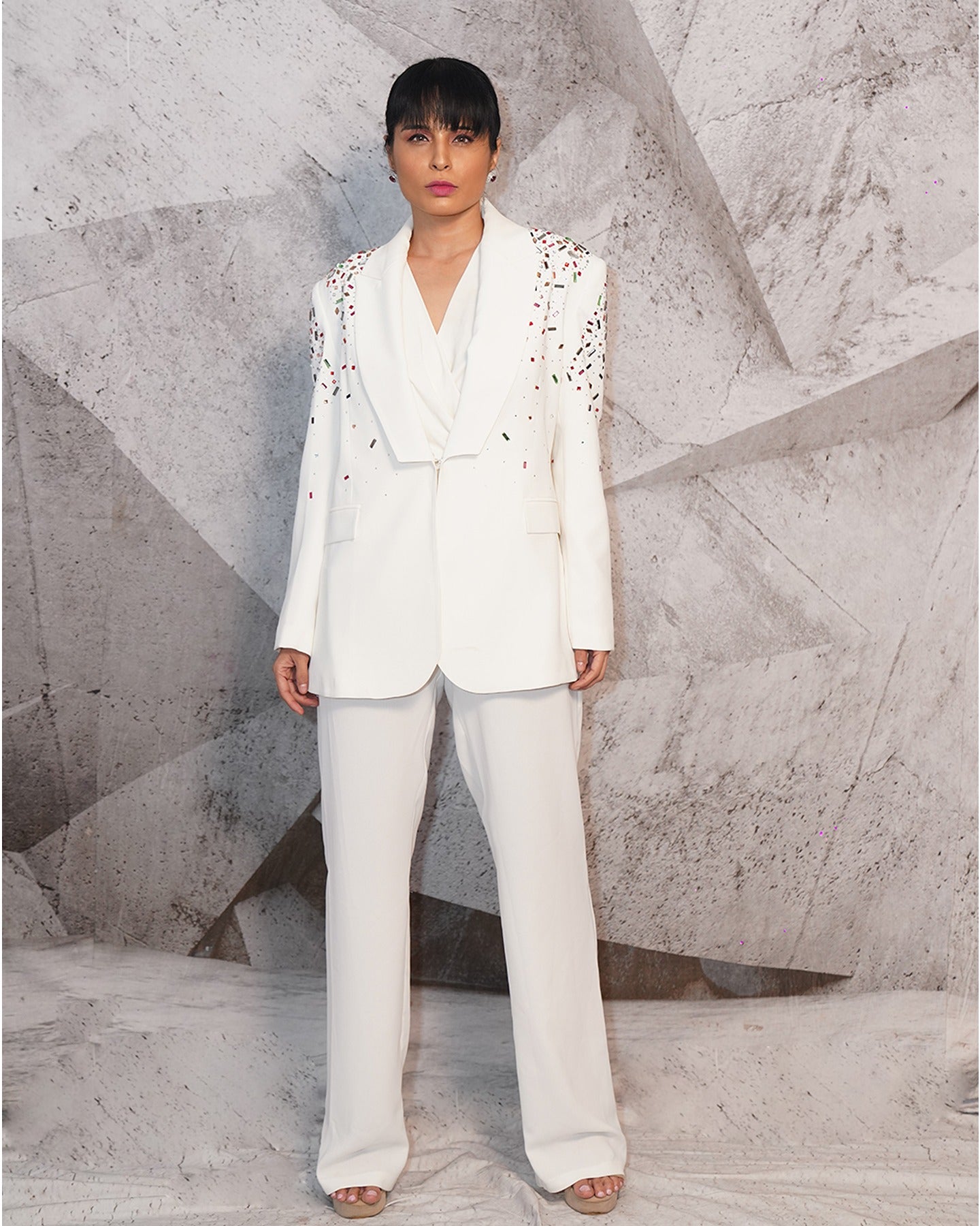 Draped in the pristine elegance of white, this blazer suit exudes timeless sophistication. 