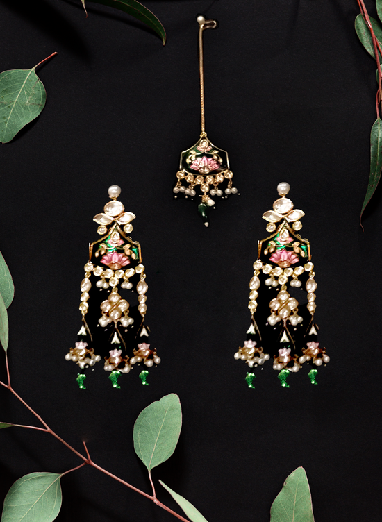 Load image into Gallery viewer, Meenakari Kundan tikka &amp;amp; earrings

