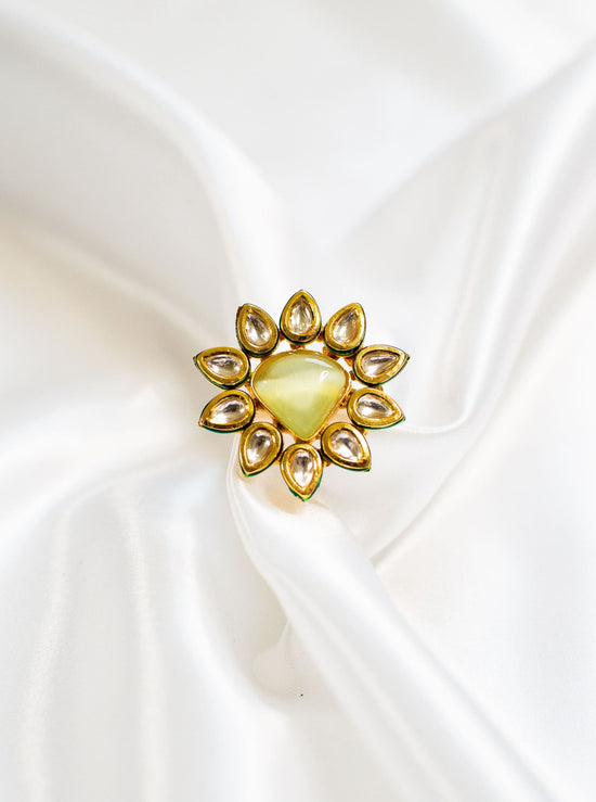 Yellow ladies' ring with Kundan & Onyx gems