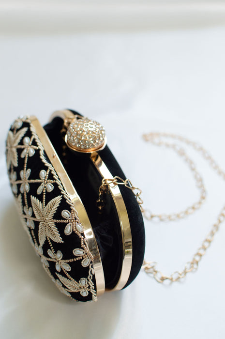 Black clutch chain for ladies 