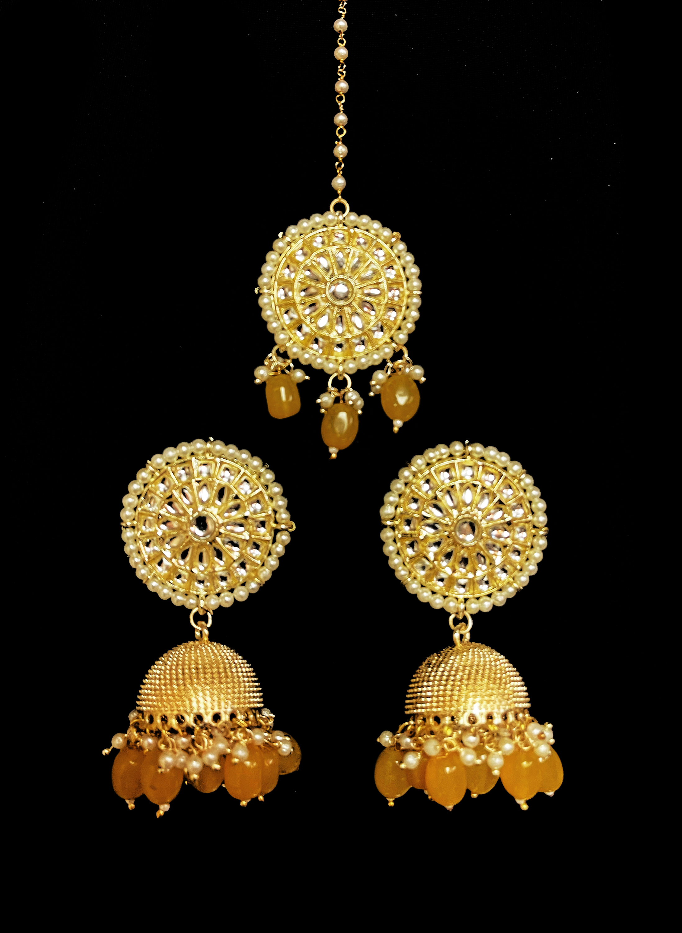 Yellow Onyx Teekha with earrings & pearls