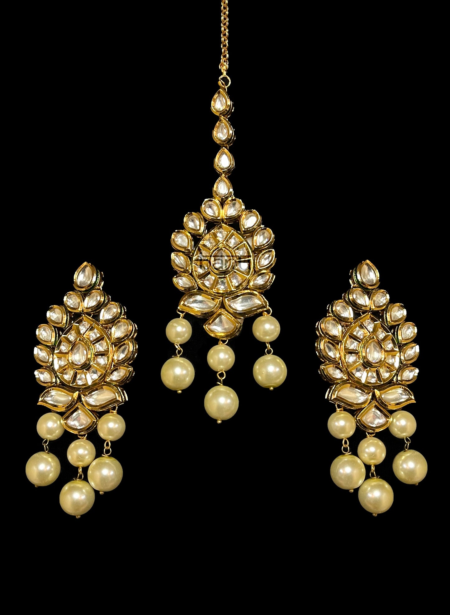 Load image into Gallery viewer, Modern bridal jewelry - Pearled Jhumka earring with Kundan Maang Teekah

